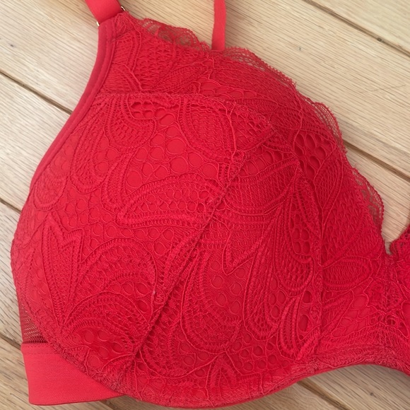 Lively red lace bra - Picture 2 of 6
